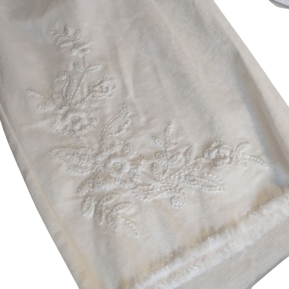 Alfred Dunner Women's White Embroidered Stretch Capri Jeans Pants Sz 16W NWT - Picture 5 of 9